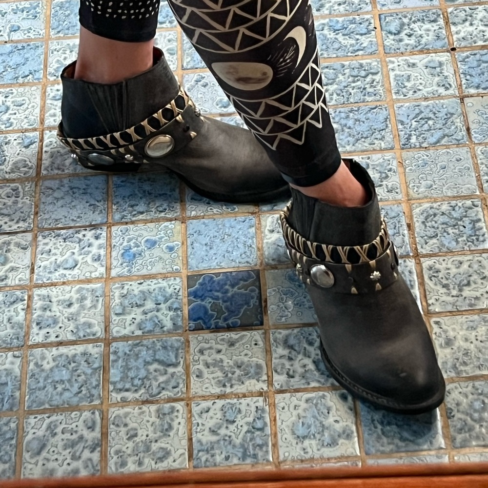 Circle G low cowgirl boots size 8